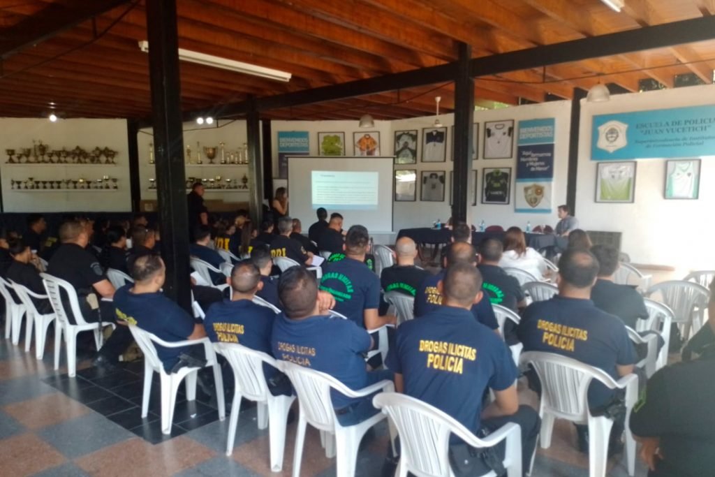 Cannabis medicinal: capacitación del gobierno provincial a la policía bonaerense sobre el nuevo marco normativo